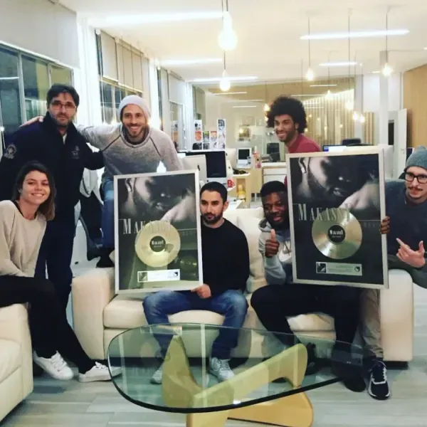 Tarik Hamiche et l’équipe Platinemak avec les disques d’or de Makassy